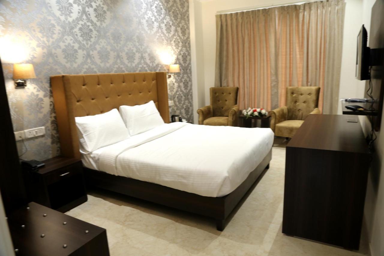 Awadh Inn Noida Eksteriør billede